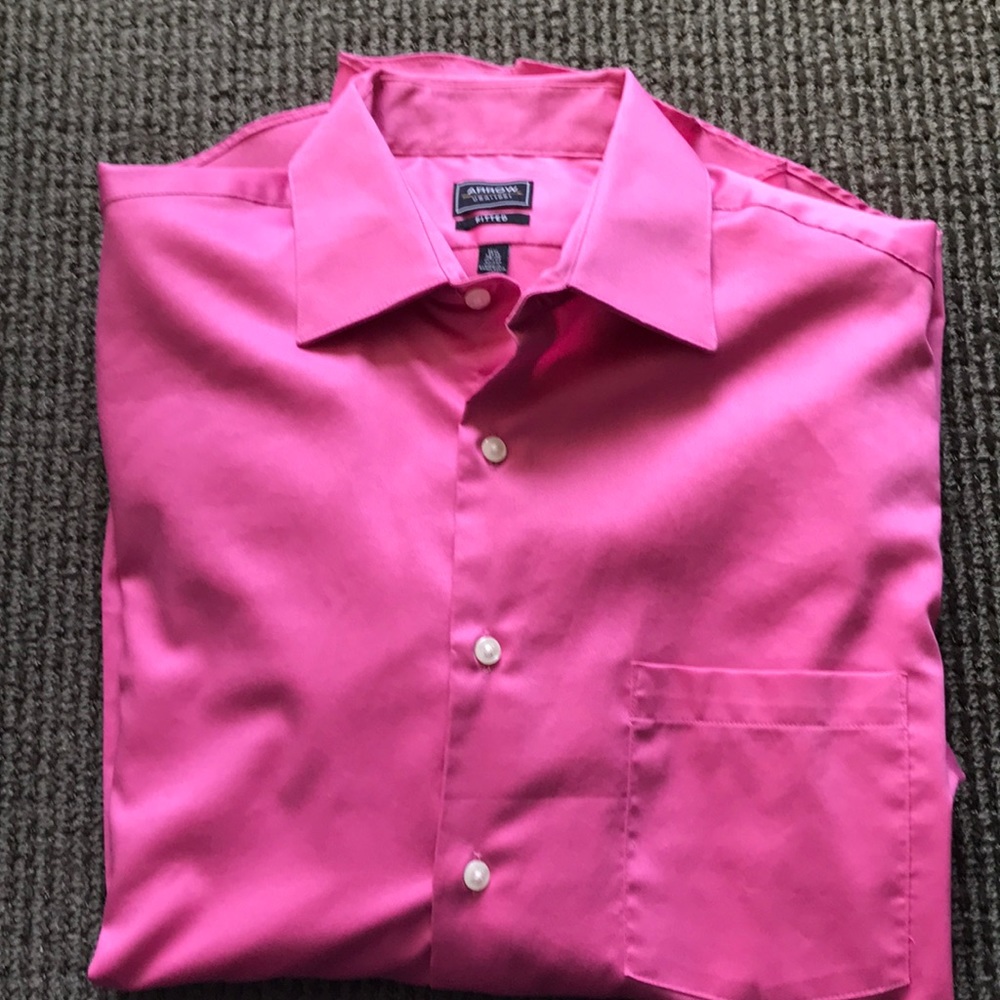 Fitted men’s dress shirt
